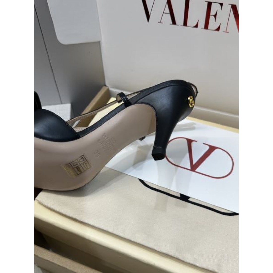 リボンデザイン スリングバック ポインテッドトゥ エレガンス VALENTINO ヴァレンティノ コピー パンプス 2026新作