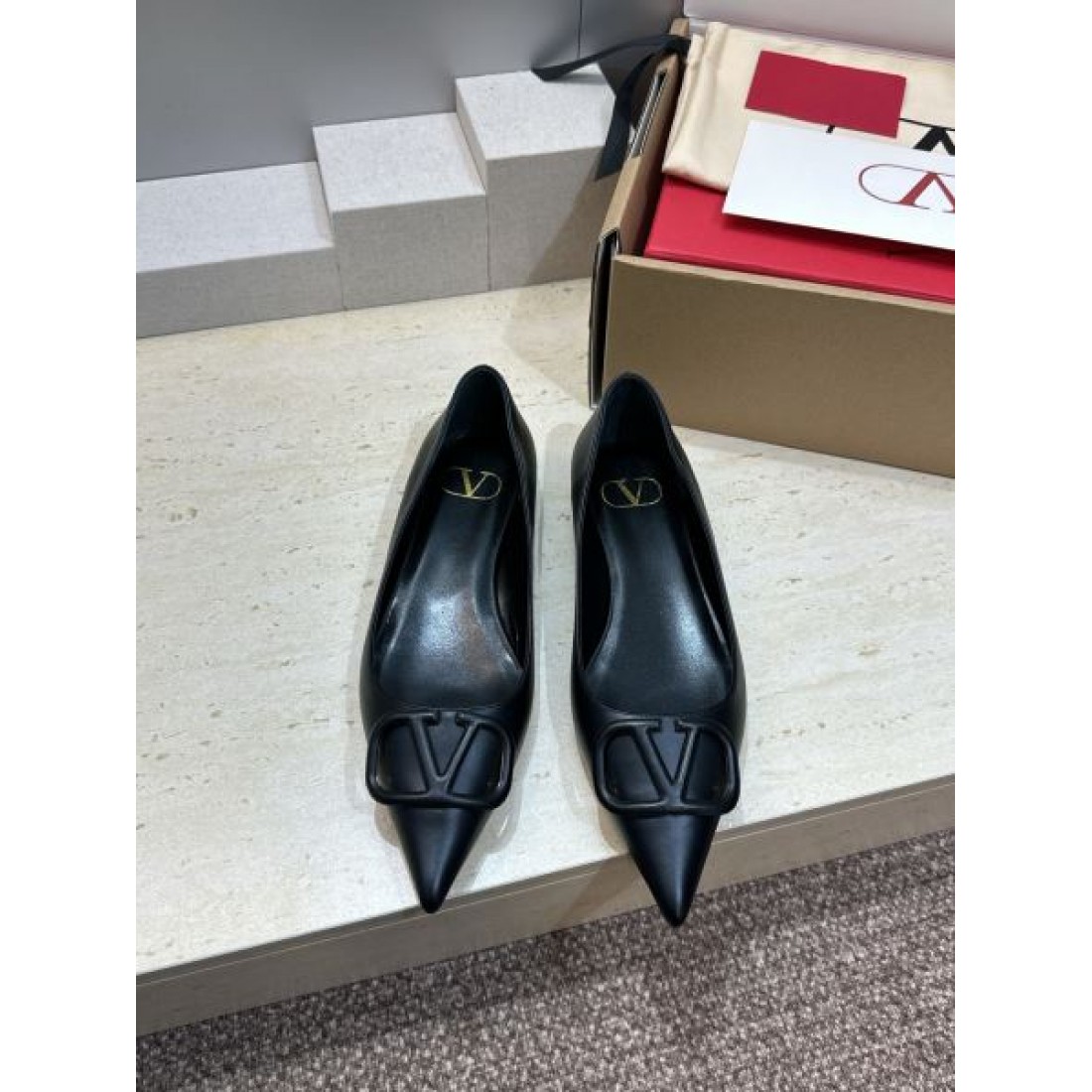 Vモチーフメタル ポインテッドトゥ デイリースタイルエレガンス VALENTINO ヴァレンティノ コピー パンプス