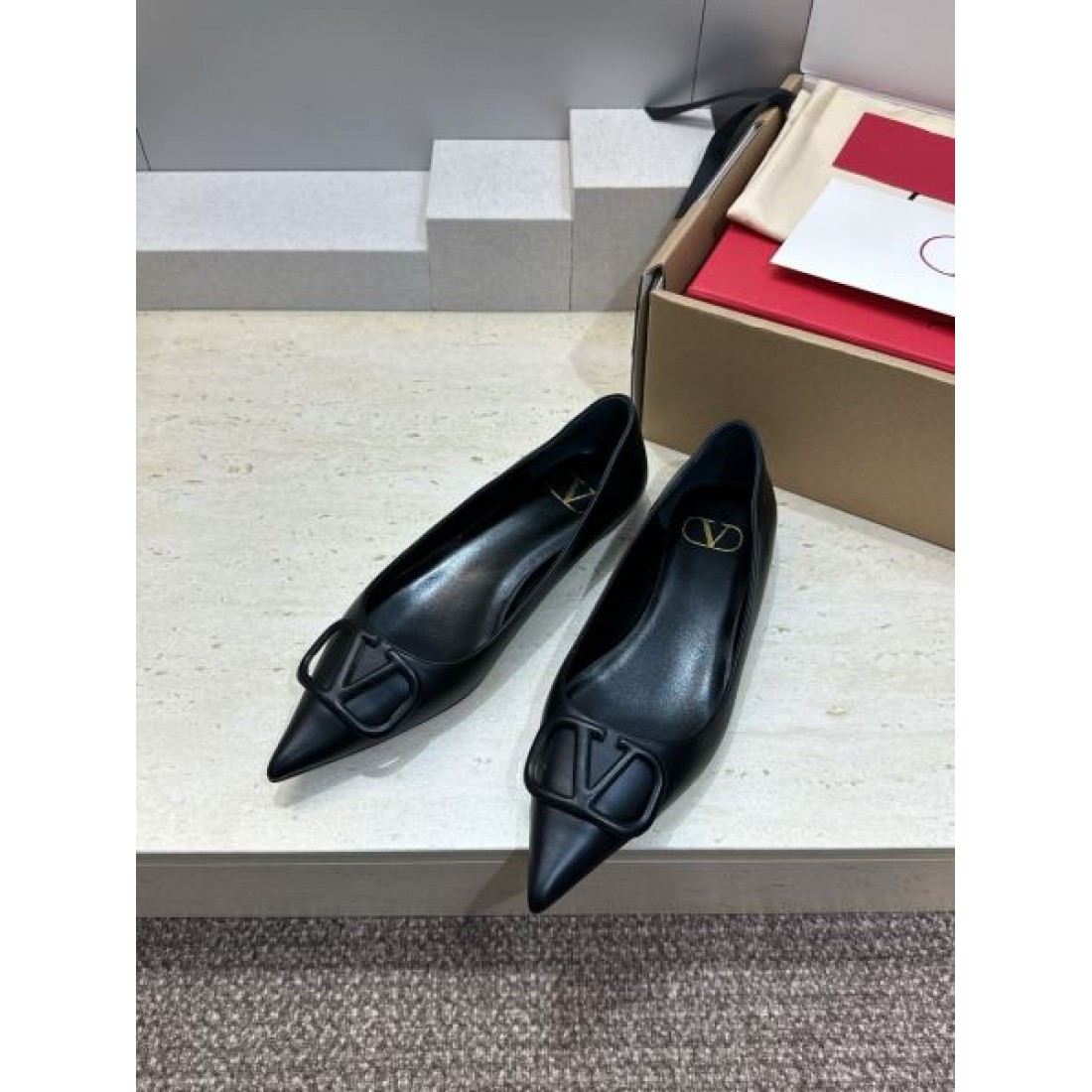 Vモチーフメタル ポインテッドトゥ デイリースタイルエレガンス VALENTINO ヴァレンティノ コピー パンプス
