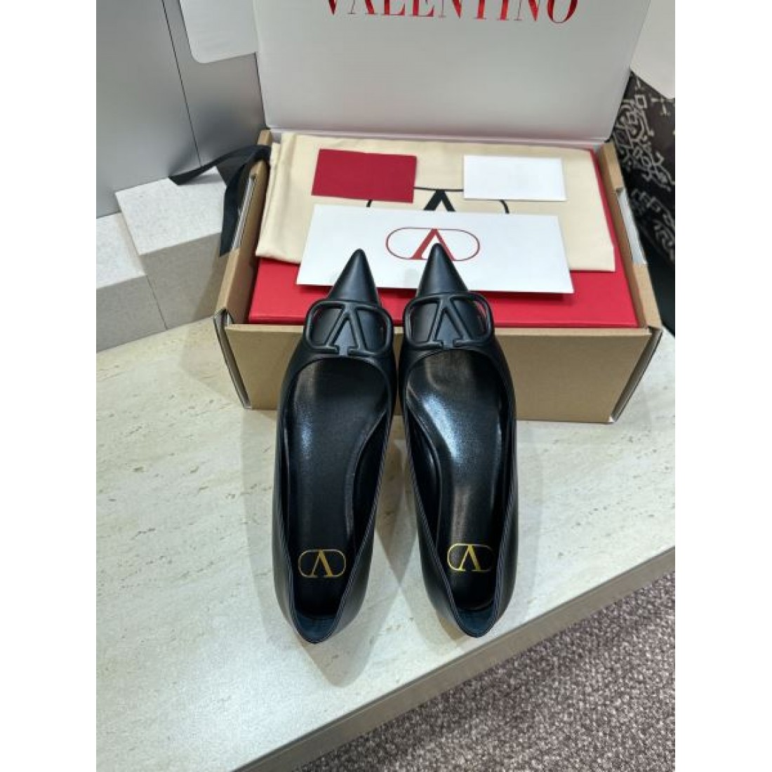 Vモチーフメタル ポインテッドトゥ デイリースタイルエレガンス VALENTINO ヴァレンティノ コピー パンプス