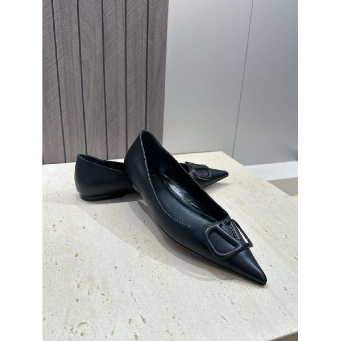 Vモチーフメタル ポインテッドトゥ デイリースタイルエレガンス VALENTINO ヴァレンティノ コピー パンプス