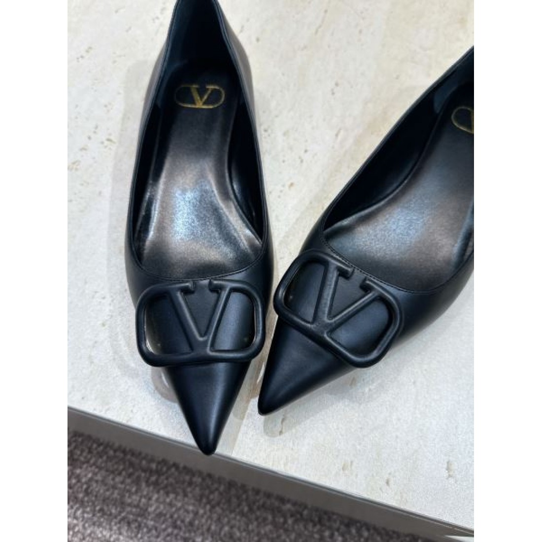 Vモチーフメタル ポインテッドトゥ デイリースタイルエレガンス VALENTINO ヴァレンティノ コピー パンプス