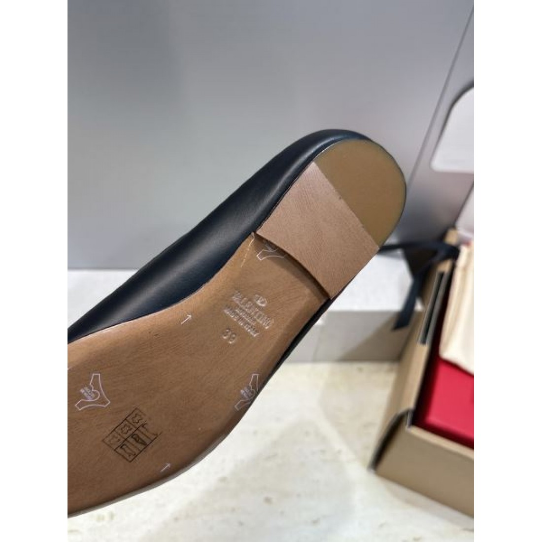 Vモチーフメタル ポインテッドトゥ デイリースタイルエレガンス VALENTINO ヴァレンティノ コピー パンプス