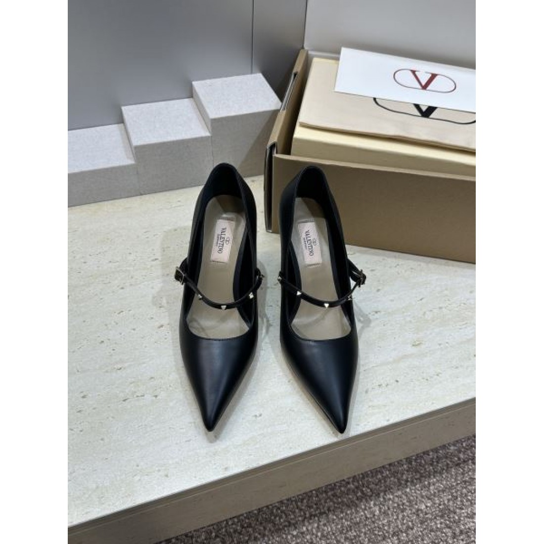 2026春夏 ストラップデザイン 美脚見え フォーマルにも使える注目作 VALENTINO ヴァレンティノ コピー ポインテッドパンプス