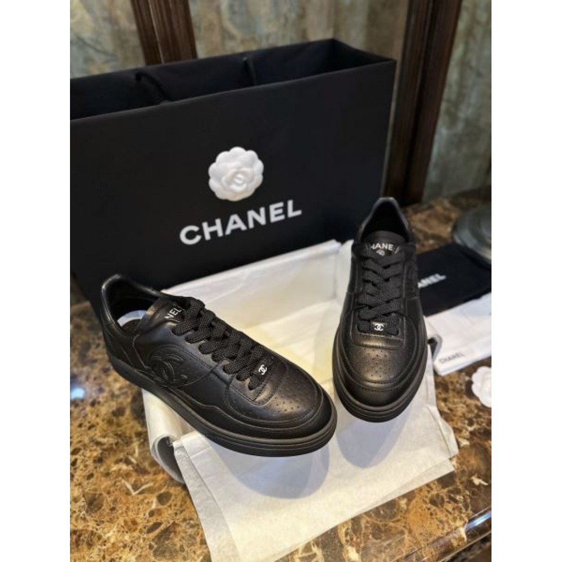 上質レザー調デザイン クッション性ソール 通勤お出かけ対応 CHANEL シャネル コピー ローカットスニーカー 好評アイテム