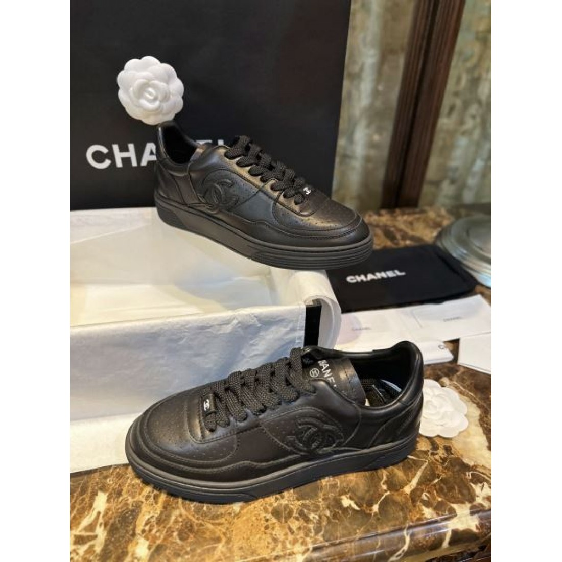 上質レザー調デザイン クッション性ソール 通勤お出かけ対応 CHANEL シャネル コピー ローカットスニーカー 好評アイテム