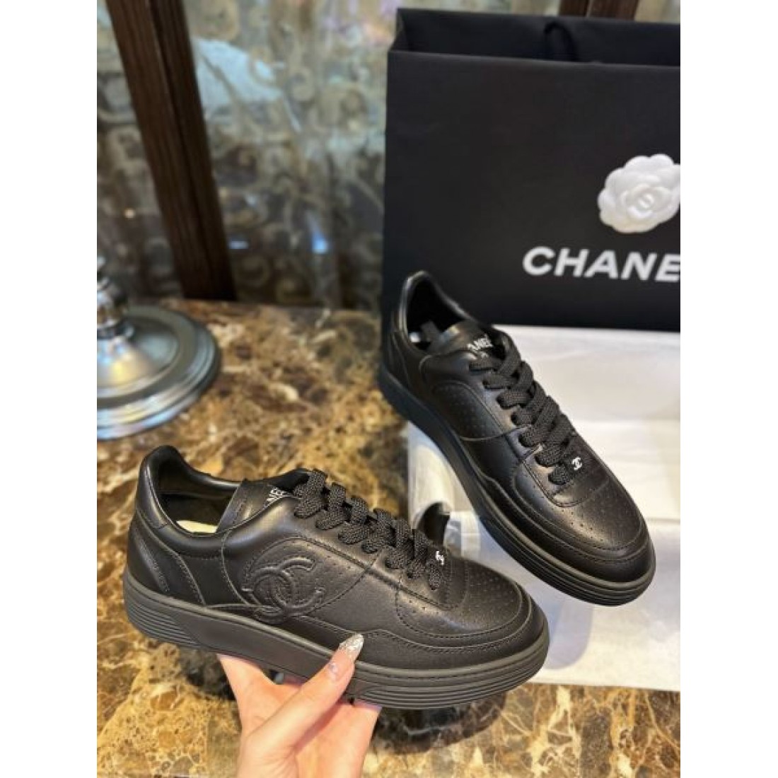 上質レザー調デザイン クッション性ソール 通勤お出かけ対応 CHANEL シャネル コピー ローカットスニーカー 好評アイテム