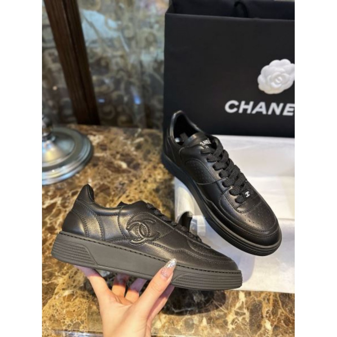 上質レザー調デザイン クッション性ソール 通勤お出かけ対応 CHANEL シャネル コピー ローカットスニーカー 好評アイテム
