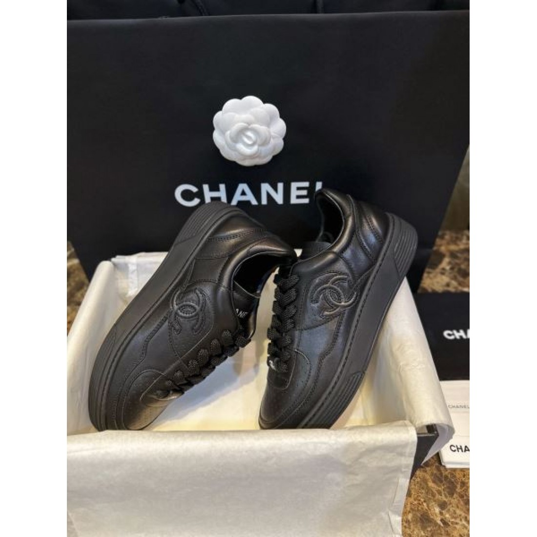 上質レザー調デザイン クッション性ソール 通勤お出かけ対応 CHANEL シャネル コピー ローカットスニーカー 好評アイテム