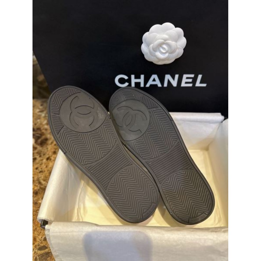 上質レザー調デザイン クッション性ソール 通勤お出かけ対応 CHANEL シャネル コピー ローカットスニーカー 好評アイテム