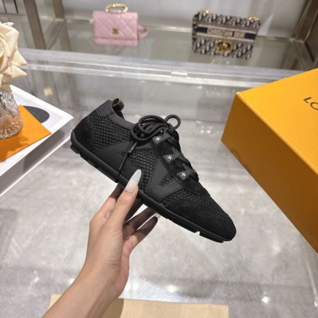 2026新作 厚みのあるソールデザイン フィット感良好 LOUIS VUITTON ルイヴィトン コピー カジュアルスニーカー 春夏注目アイテム