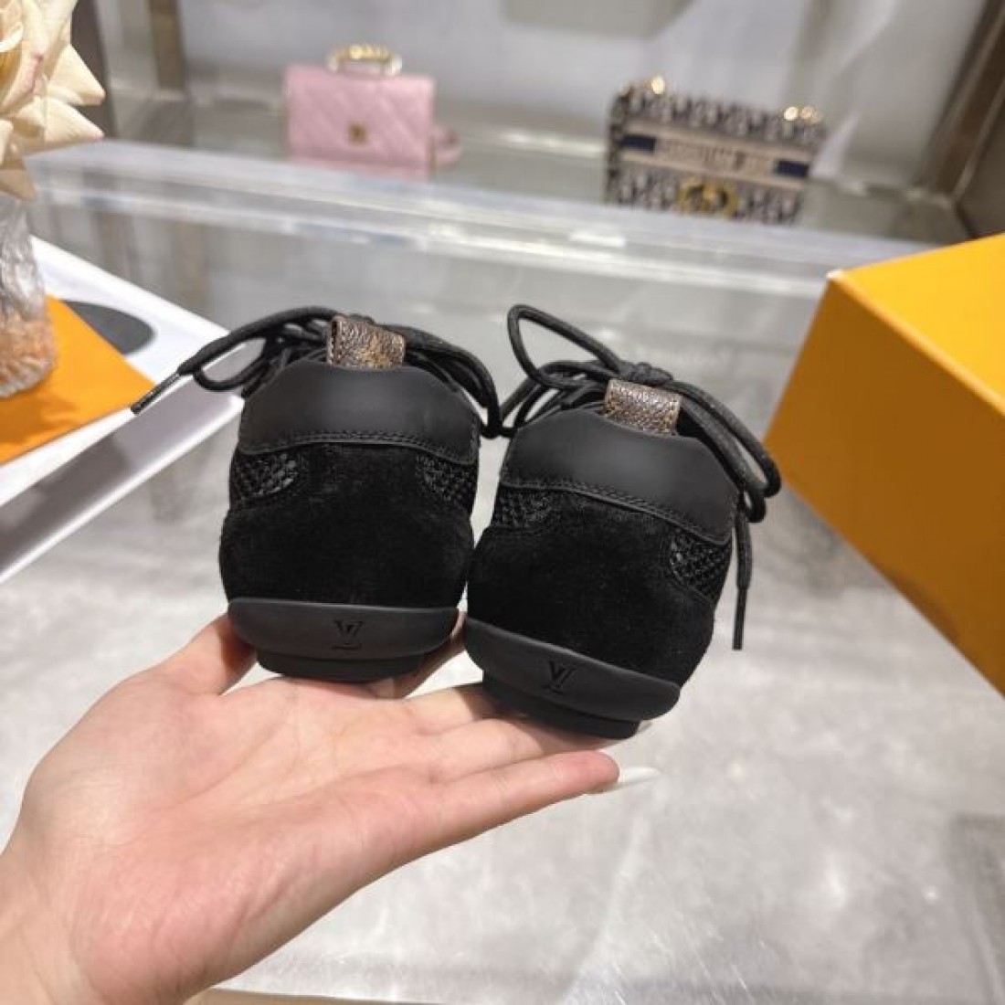 2026新作 厚みのあるソールデザイン フィット感良好 LOUIS VUITTON ルイヴィトン コピー カジュアルスニーカー 春夏注目アイテム
