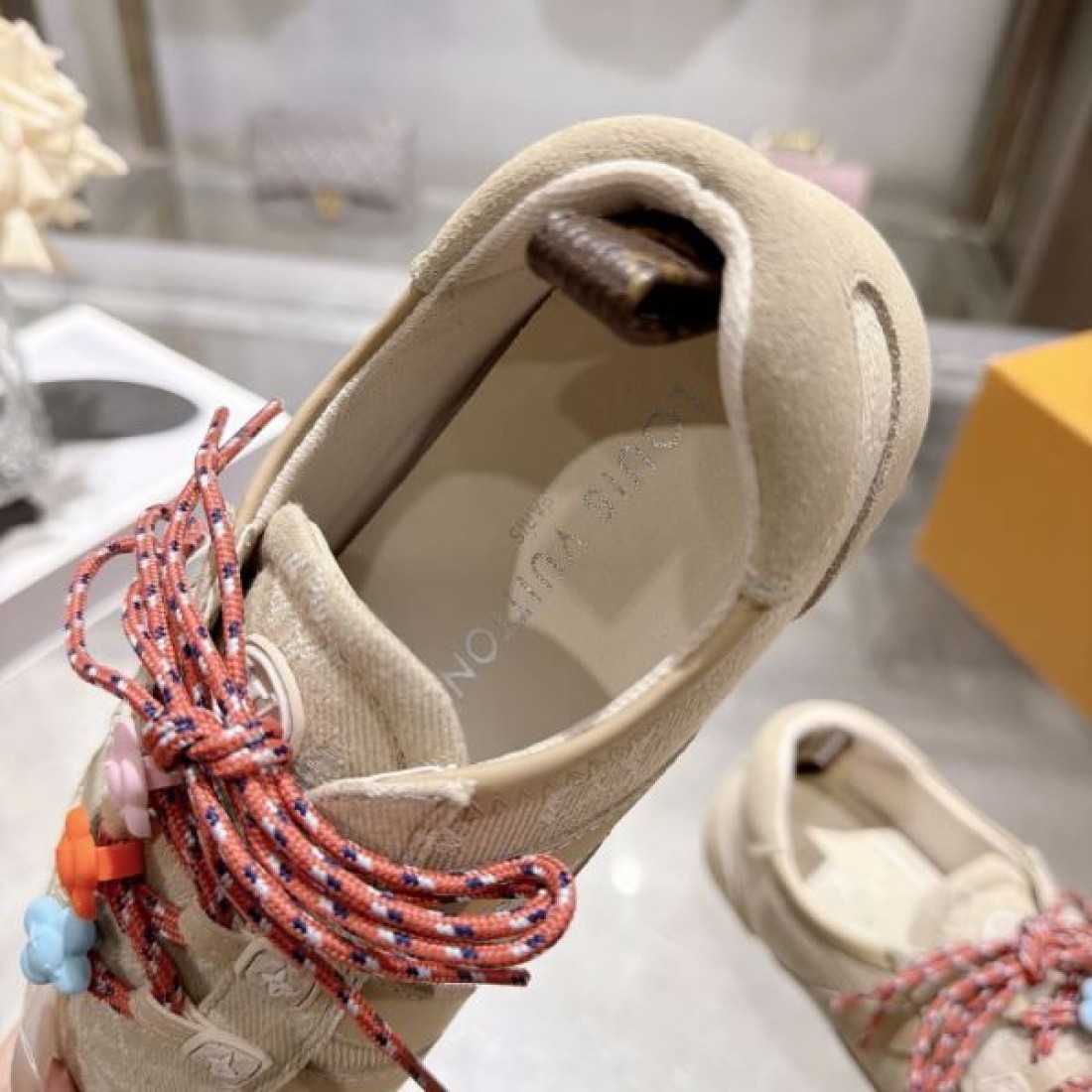 モノグラムディテール 低反発インソール 歩きやすい LOUIS VUITTON ルイヴィトン コピー カジュアルスニーカー デイリー好評モデル