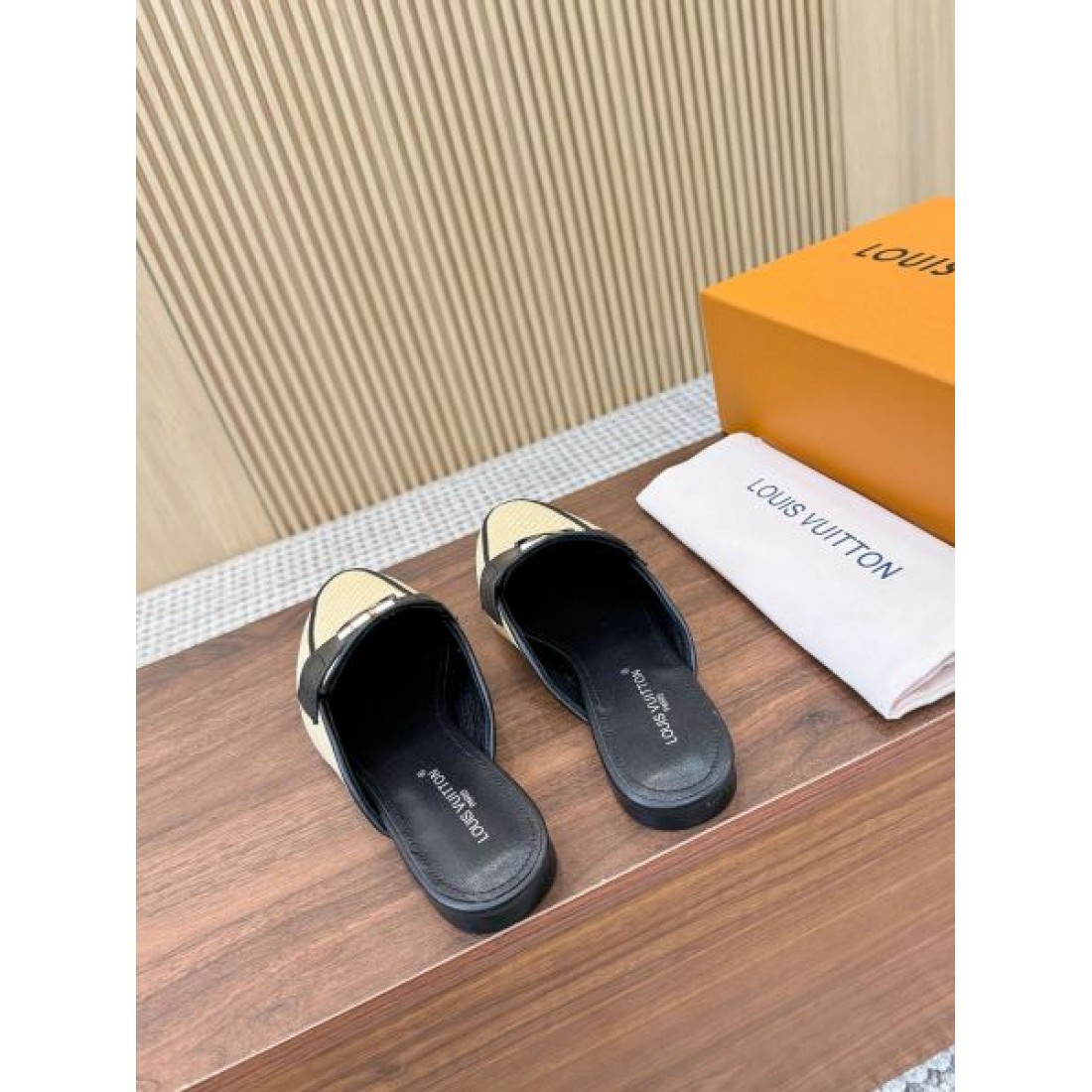 バイカラーデザイン さっと履ける仕様 通勤お出かけ対応 LOUIS VUITTON ルイヴィトン コピー フラットミュール 大人上品
