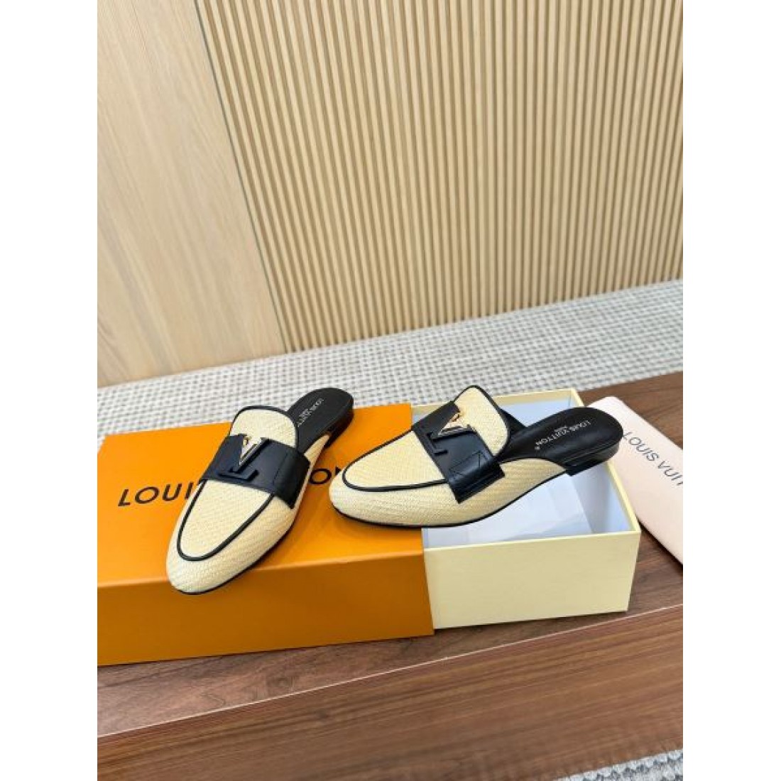 バイカラーデザイン さっと履ける仕様 通勤お出かけ対応 LOUIS VUITTON ルイヴィトン コピー フラットミュール 大人上品