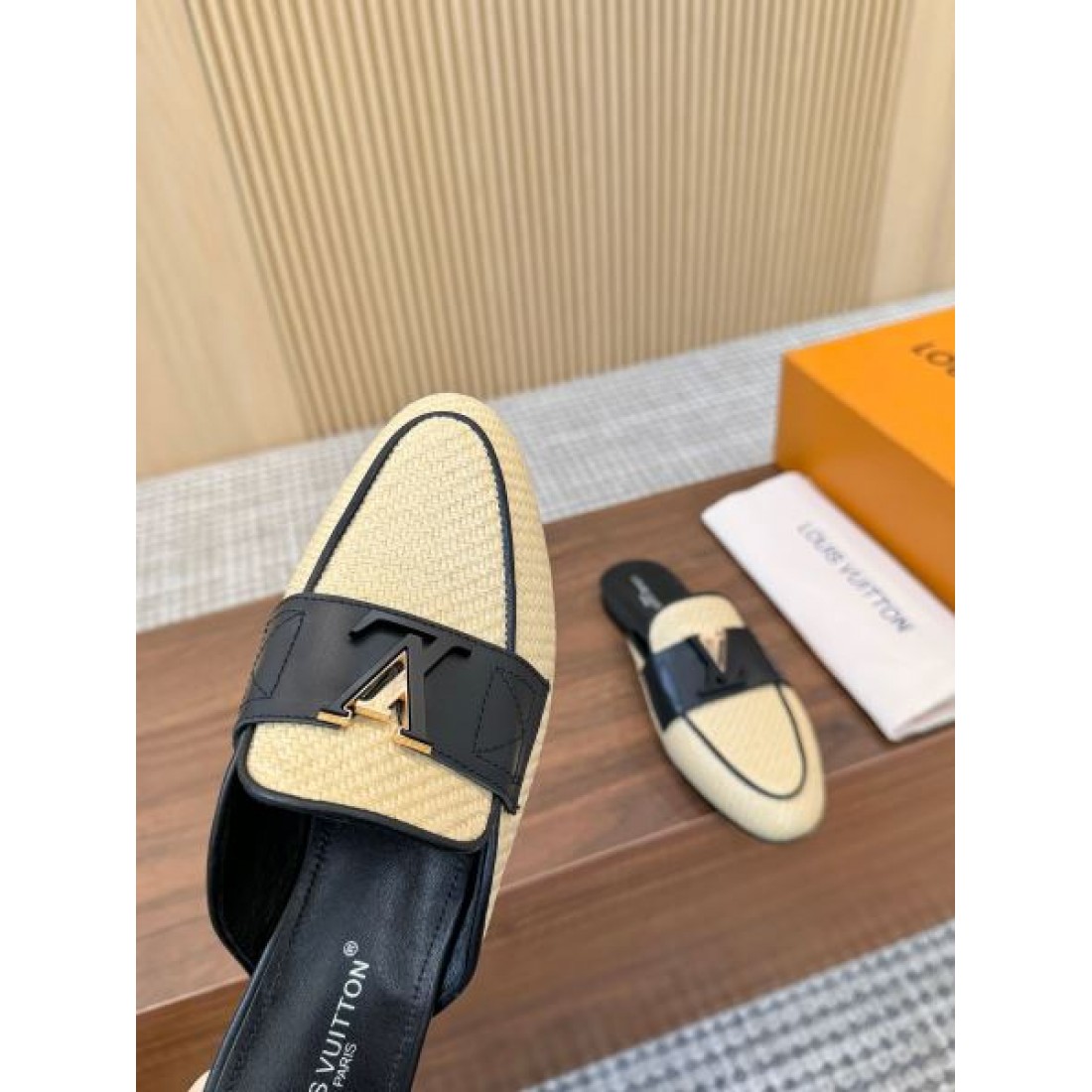 バイカラーデザイン さっと履ける仕様 通勤お出かけ対応 LOUIS VUITTON ルイヴィトン コピー フラットミュール 大人上品