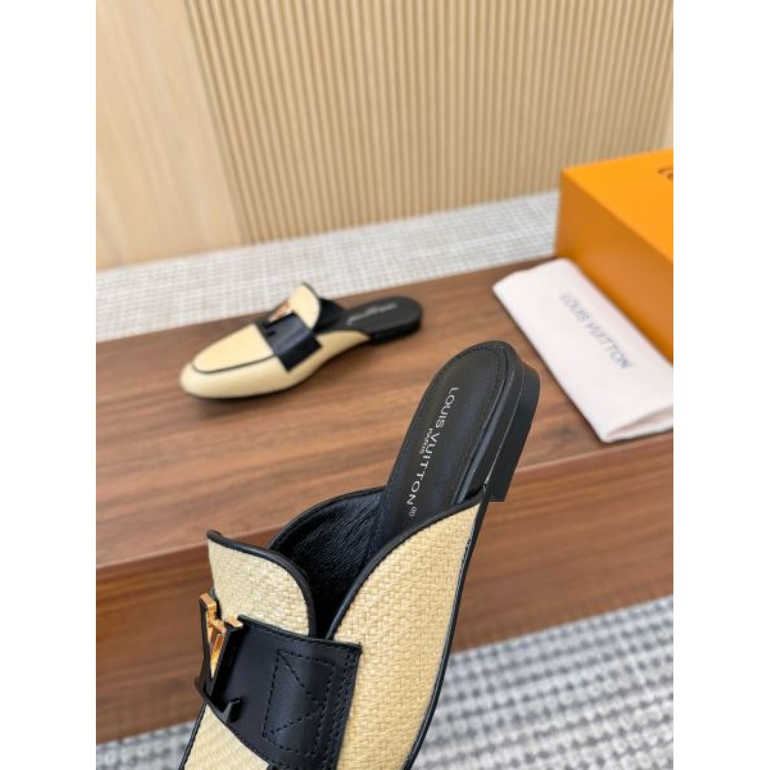 バイカラーデザイン さっと履ける仕様 通勤お出かけ対応 LOUIS VUITTON ルイヴィトン コピー フラットミュール 大人上品