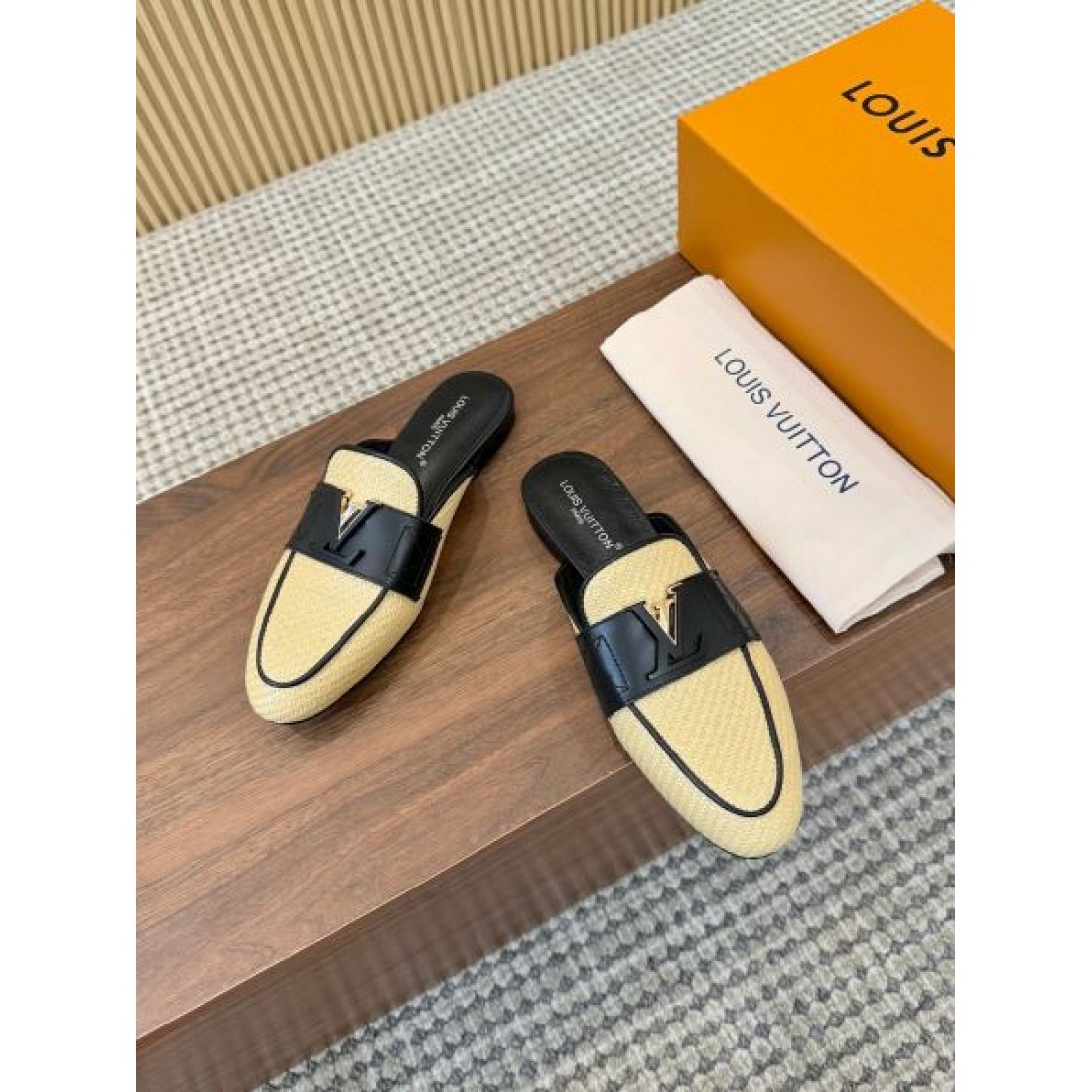 バイカラーデザイン さっと履ける仕様 通勤お出かけ対応 LOUIS VUITTON ルイヴィトン コピー フラットミュール 大人上品