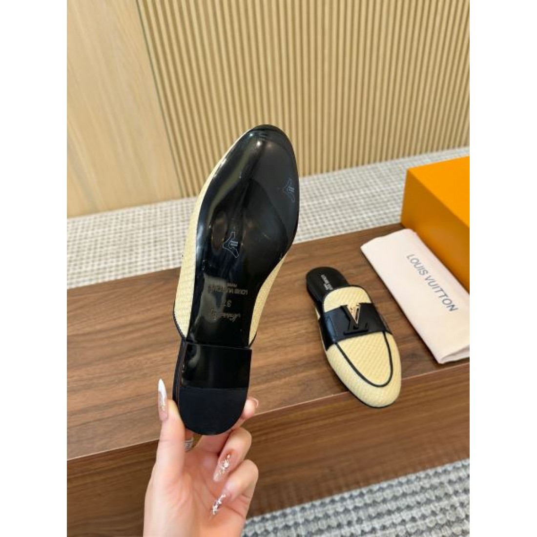 バイカラーデザイン さっと履ける仕様 通勤お出かけ対応 LOUIS VUITTON ルイヴィトン コピー フラットミュール 大人上品