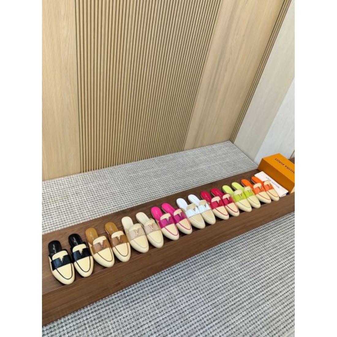 バイカラーデザイン さっと履ける仕様 通勤お出かけ対応 LOUIS VUITTON ルイヴィトン コピー フラットミュール 大人上品