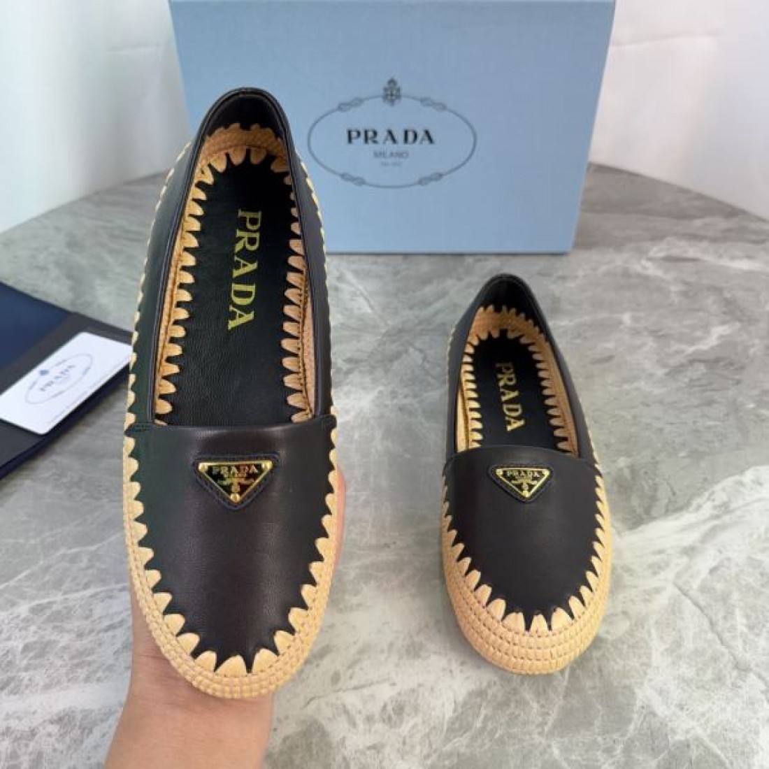 2026春夏新作 きれいめカジュアル ローヒール設計 PRADA プラダ コピー フラットシューズ 通勤お出かけ対応