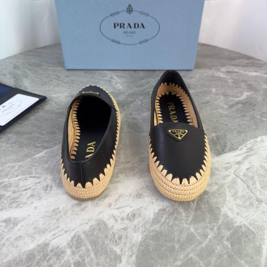 2026春夏新作 きれいめカジュアル ローヒール設計 PRADA プラダ コピー フラットシューズ 通勤お出かけ対応