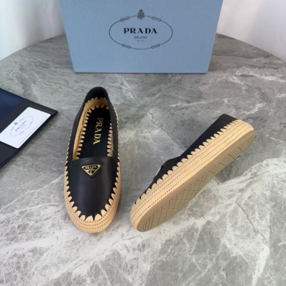 2026春夏新作 きれいめカジュアル ローヒール設計 PRADA プラダ コピー フラットシューズ 通勤お出かけ対応