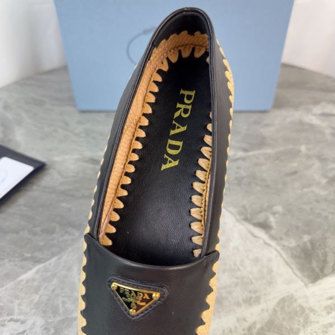 2026春夏新作 きれいめカジュアル ローヒール設計 PRADA プラダ コピー フラットシューズ 通勤お出かけ対応