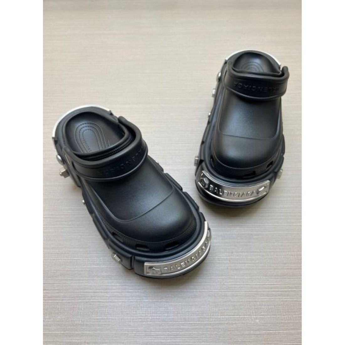 海外注目 コーデ主役級 立体ラバー構造 クッション性良好 BALENCIAGA バーバリー コピー クロッグシューズ 耐久ソール エッジィモード