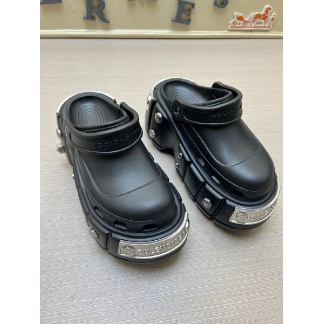 海外注目 コーデ主役級 立体ラバー構造 クッション性良好 BALENCIAGA バーバリー コピー クロッグシューズ 耐久ソール エッジィモード