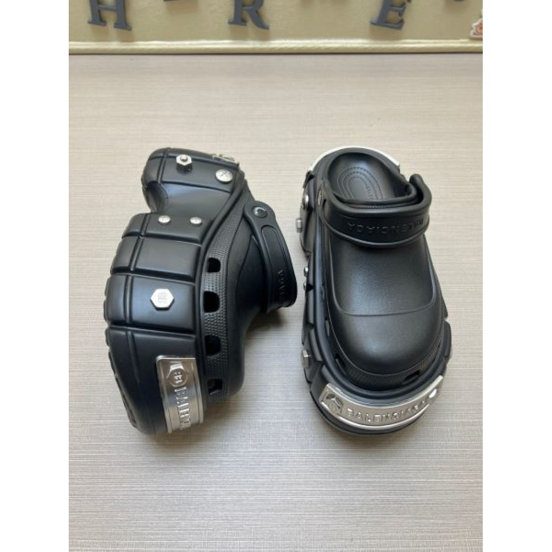 海外注目 コーデ主役級 立体ラバー構造 クッション性良好 BALENCIAGA バーバリー コピー クロッグシューズ 耐久ソール エッジィモード