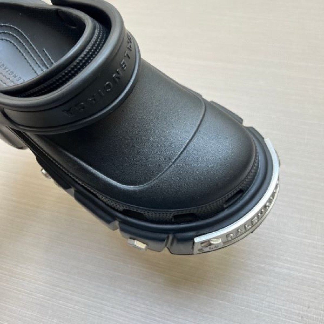 海外注目 コーデ主役級 立体ラバー構造 クッション性良好 BALENCIAGA バーバリー コピー クロッグシューズ 耐久ソール エッジィモード