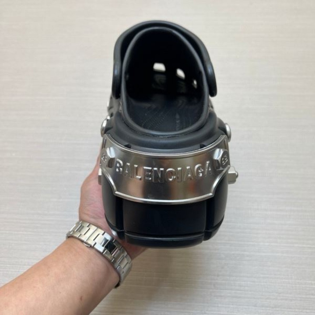 海外注目 コーデ主役級 立体ラバー構造 クッション性良好 BALENCIAGA バーバリー コピー クロッグシューズ 耐久ソール エッジィモード