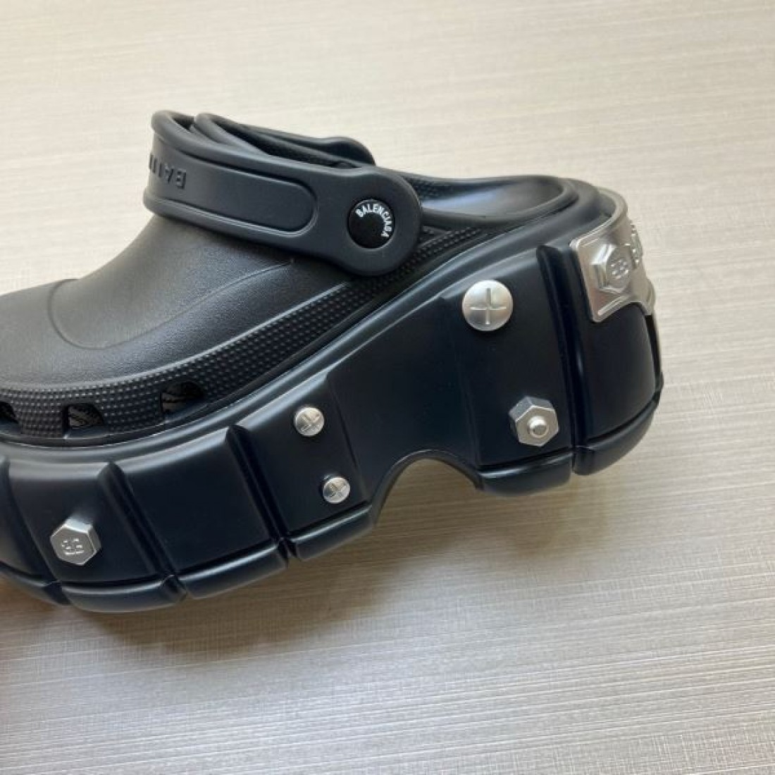 海外注目 コーデ主役級 立体ラバー構造 クッション性良好 BALENCIAGA バーバリー コピー クロッグシューズ 耐久ソール エッジィモード