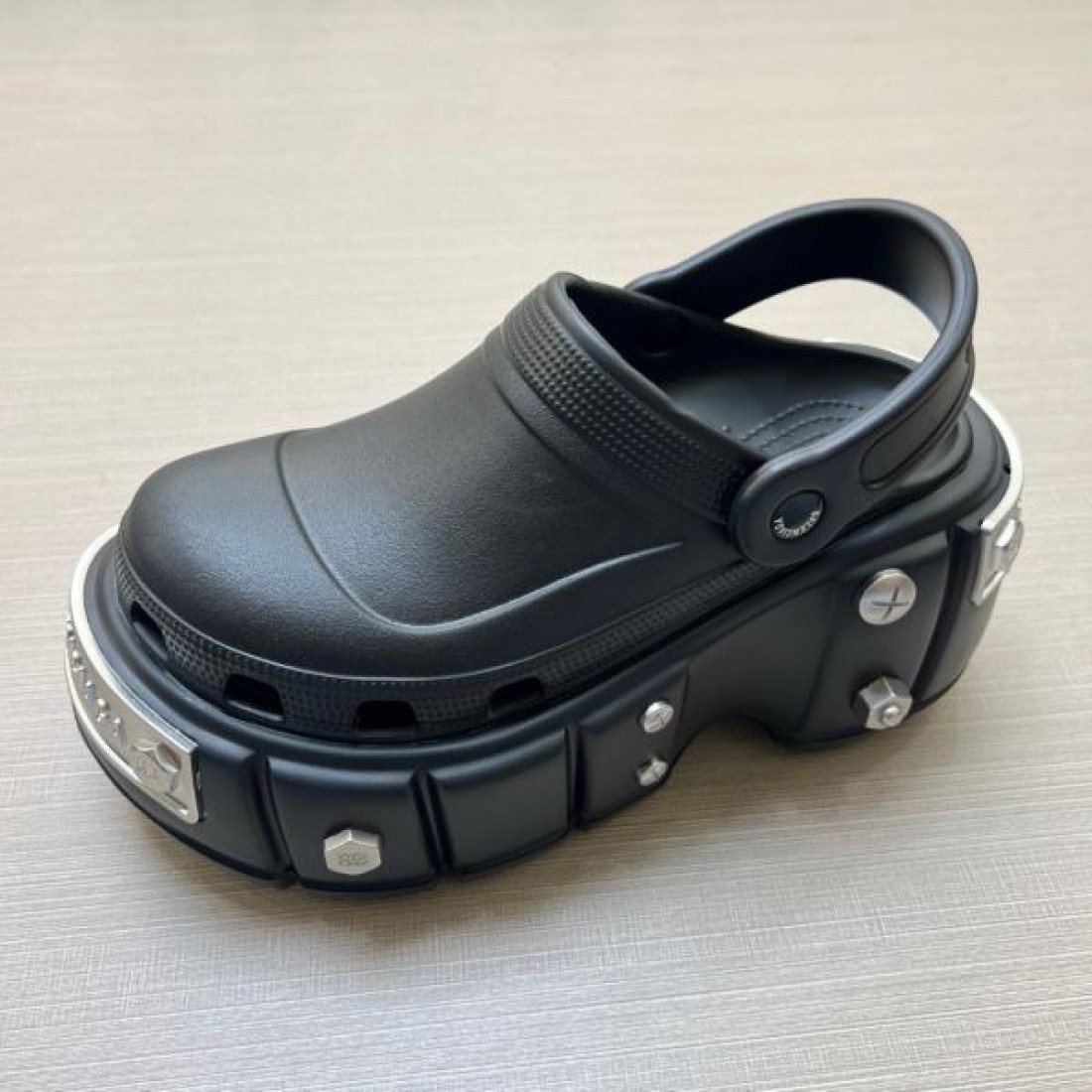 海外注目 コーデ主役級 立体ラバー構造 クッション性良好 BALENCIAGA バーバリー コピー クロッグシューズ 耐久ソール エッジィモード