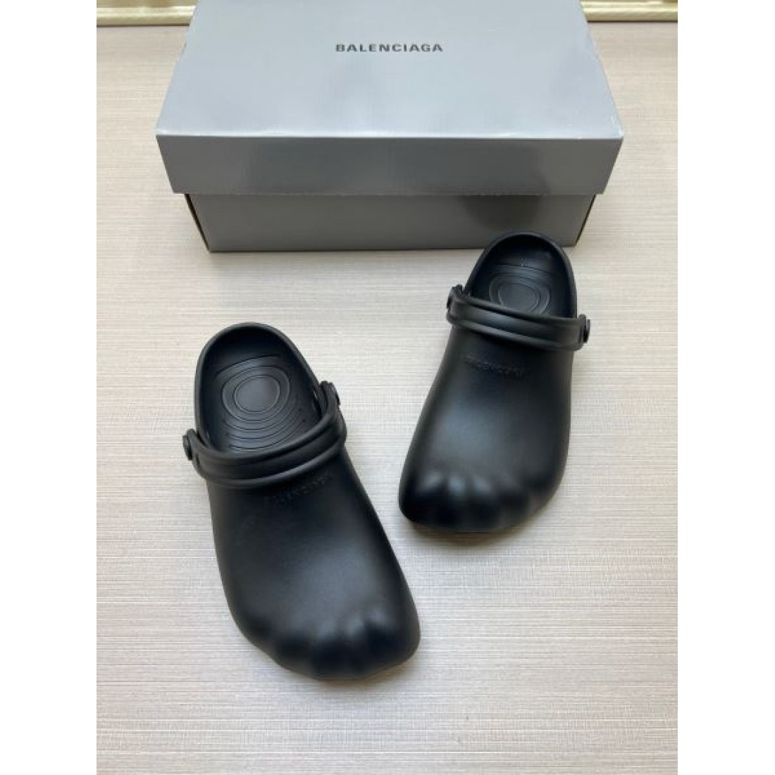 ストリート主力 アートフォルム ワンタッチ着脱 耐久ソール BALENCIAGA バーバリー コピー クロッグシューズ リラックスモード