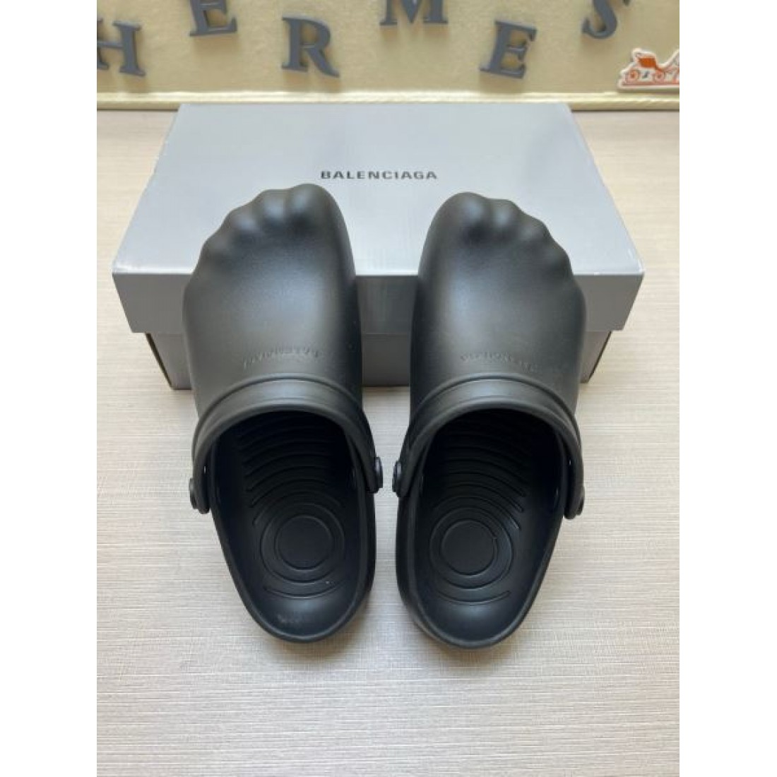 ストリート主力 アートフォルム ワンタッチ着脱 耐久ソール BALENCIAGA バーバリー コピー クロッグシューズ リラックスモード
