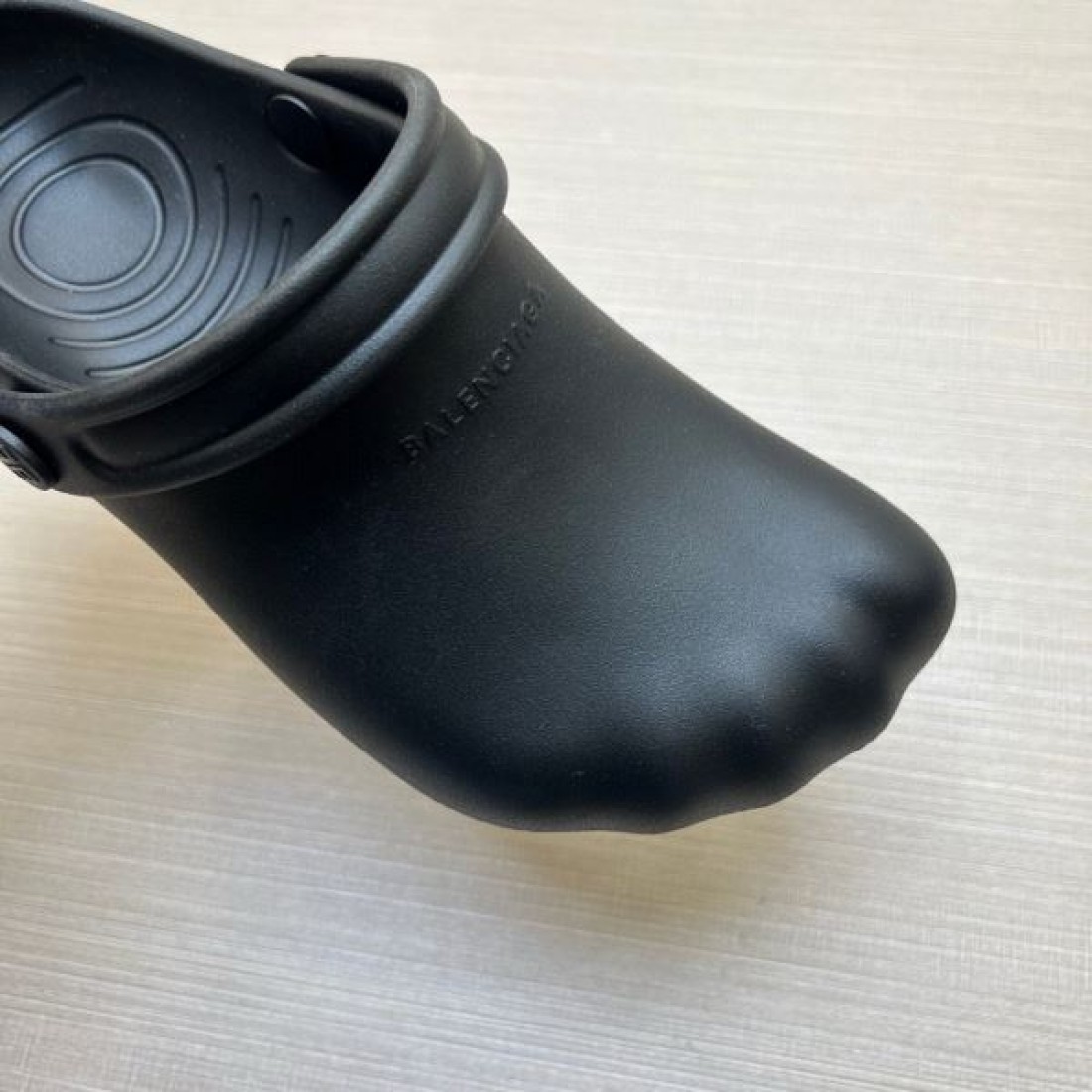 ストリート主力 アートフォルム ワンタッチ着脱 耐久ソール BALENCIAGA バーバリー コピー クロッグシューズ リラックスモード