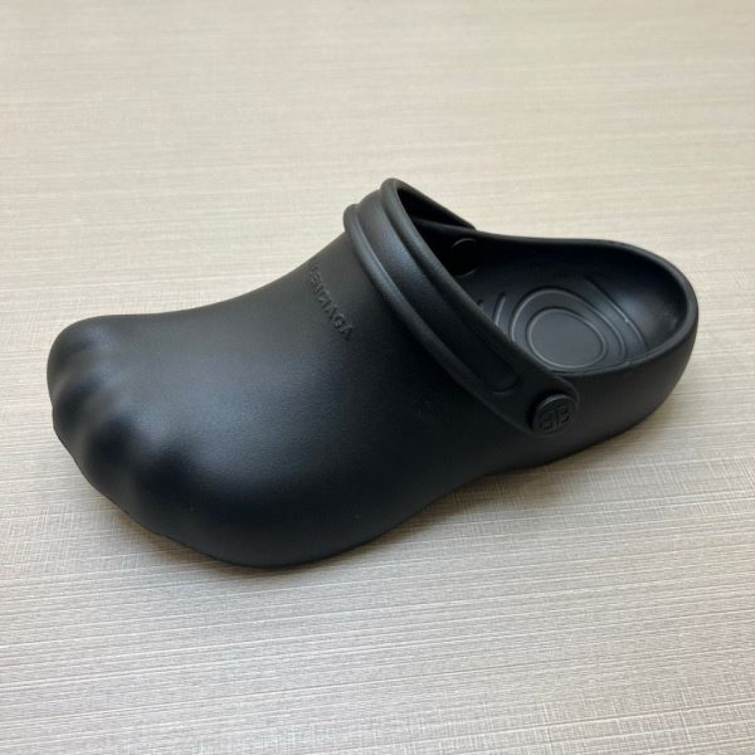 ストリート主力 アートフォルム ワンタッチ着脱 耐久ソール BALENCIAGA バーバリー コピー クロッグシューズ リラックスモード