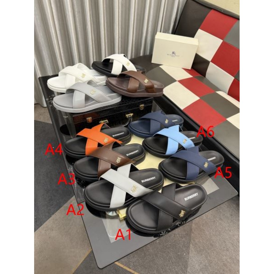 エッジの効いたディテール スリムストラップ Christian Louboutin クリスチャン・ルブタン コピー フラットサンダル 注目度抜群