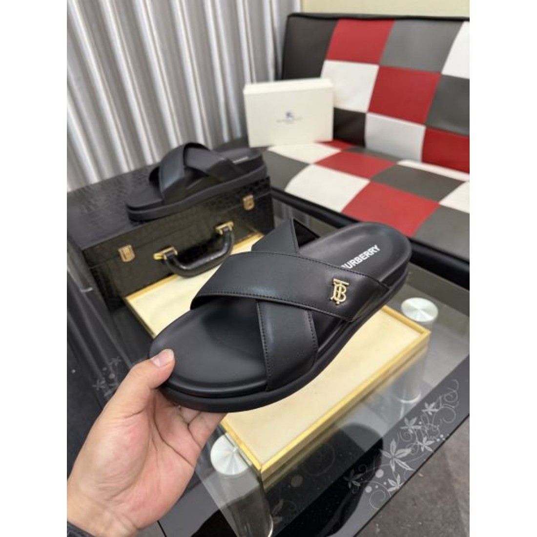 エッジの効いたディテール スリムストラップ Christian Louboutin クリスチャン・ルブタン コピー フラットサンダル 注目度抜群