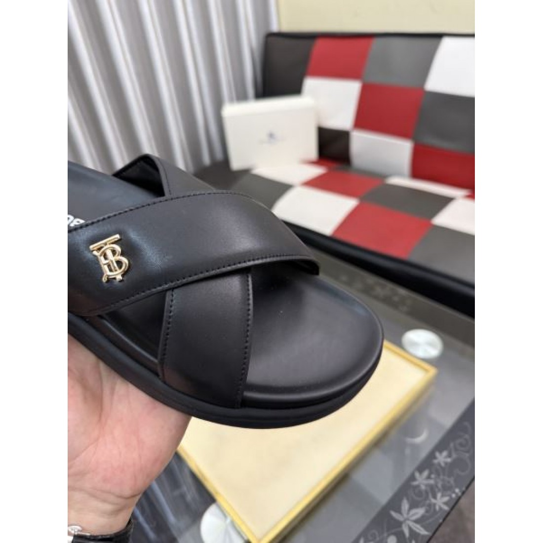 エッジの効いたディテール スリムストラップ Christian Louboutin クリスチャン・ルブタン コピー フラットサンダル 注目度抜群