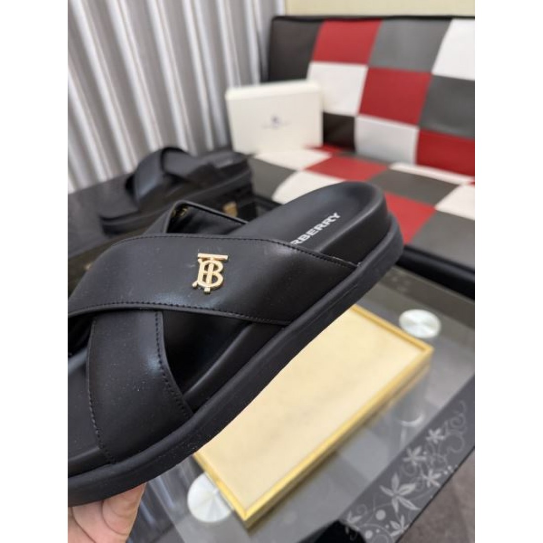 エッジの効いたディテール スリムストラップ Christian Louboutin クリスチャン・ルブタン コピー フラットサンダル 注目度抜群