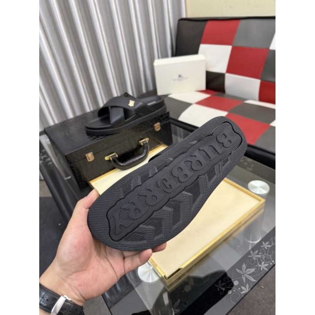 エッジの効いたディテール スリムストラップ Christian Louboutin クリスチャン・ルブタン コピー フラットサンダル 注目度抜群