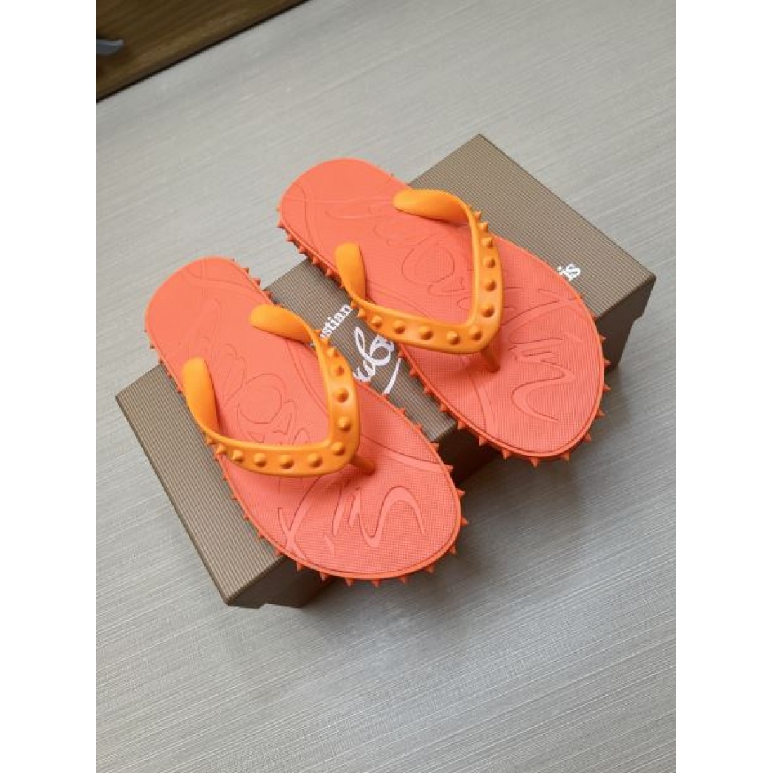 スタッズアクセント 型押しソール リゾート注目 Christian Louboutin クリスチャン・ルブタン コピー トングサンダル