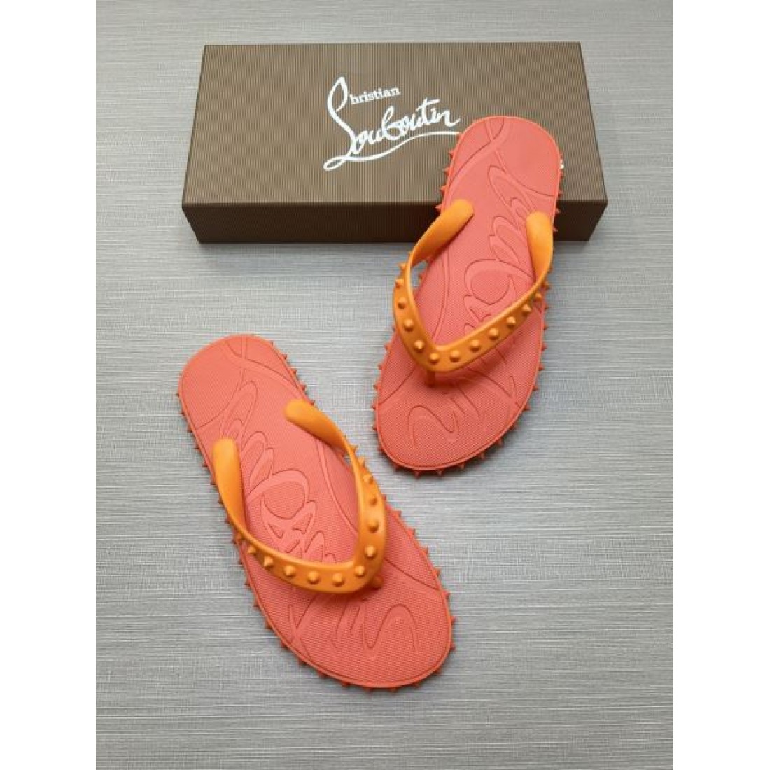 スタッズアクセント 型押しソール リゾート注目 Christian Louboutin クリスチャン・ルブタン コピー トングサンダル