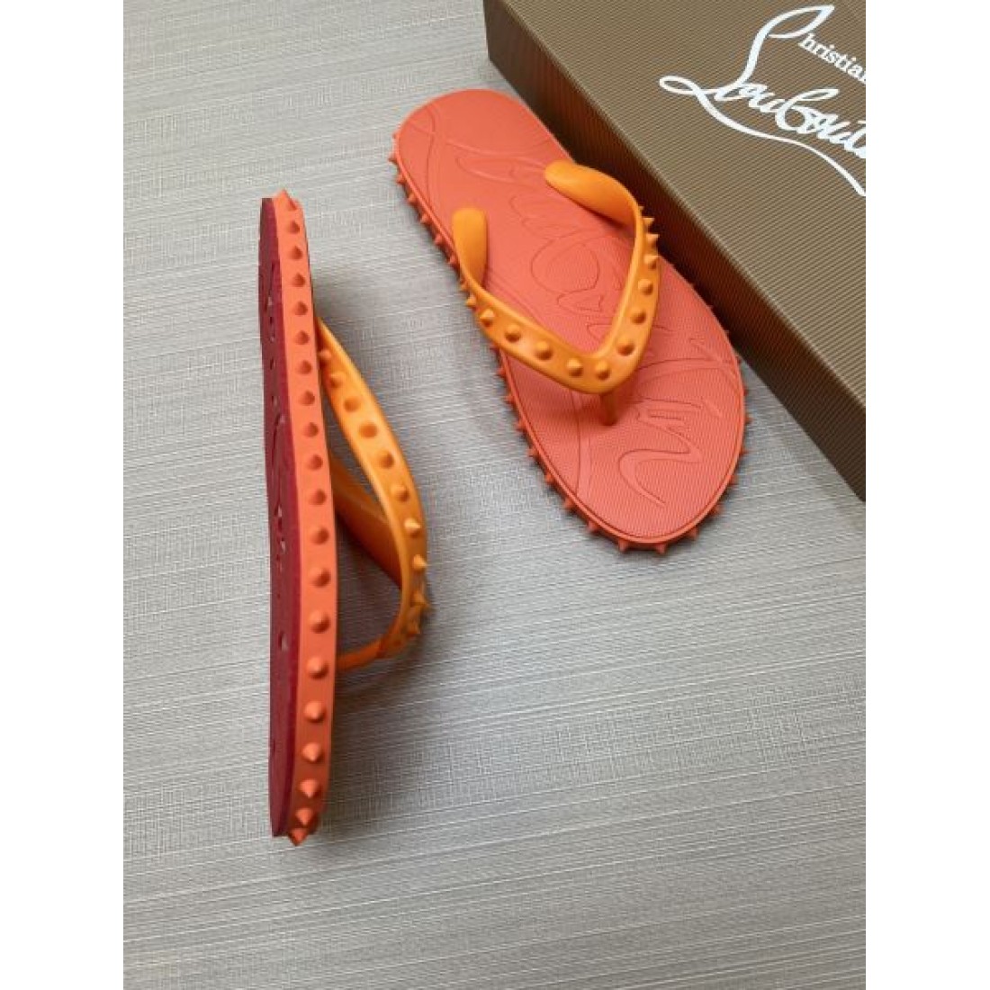 スタッズアクセント 型押しソール リゾート注目 Christian Louboutin クリスチャン・ルブタン コピー トングサンダル