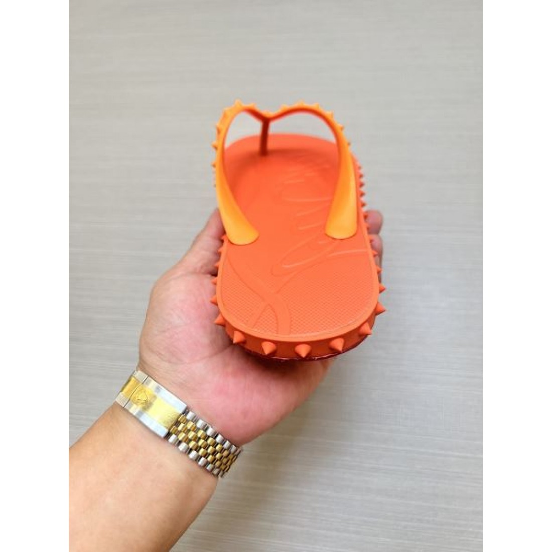 スタッズアクセント 型押しソール リゾート注目 Christian Louboutin クリスチャン・ルブタン コピー トングサンダル