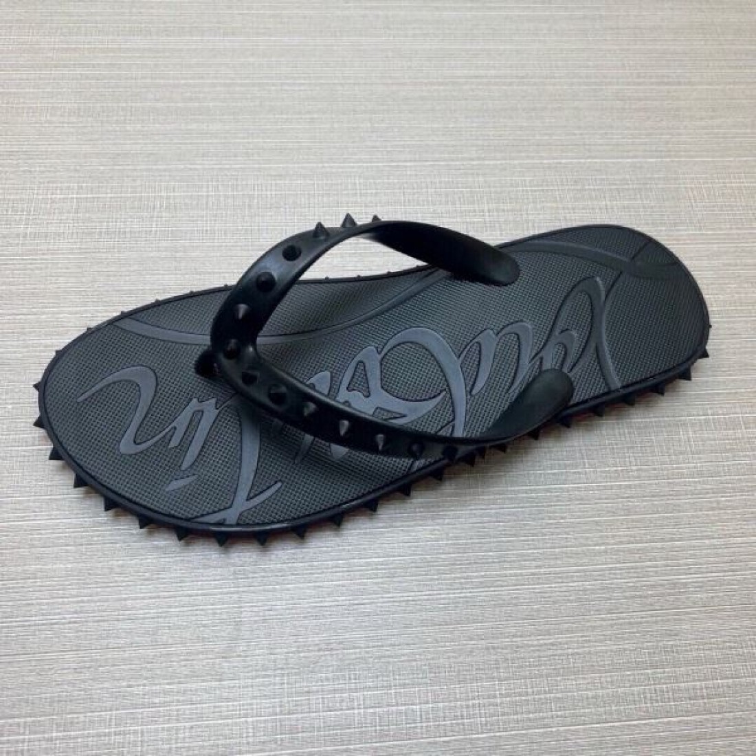 オールブラック スパイク装飾 都会派デザイン クールな佇まい Christian Louboutin クリスチャン・ルブタン コピー トングサンダル