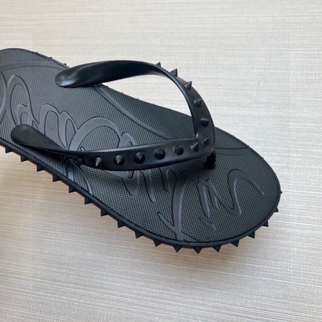 オールブラック スパイク装飾 都会派デザイン クールな佇まい Christian Louboutin クリスチャン・ルブタン コピー トングサンダル